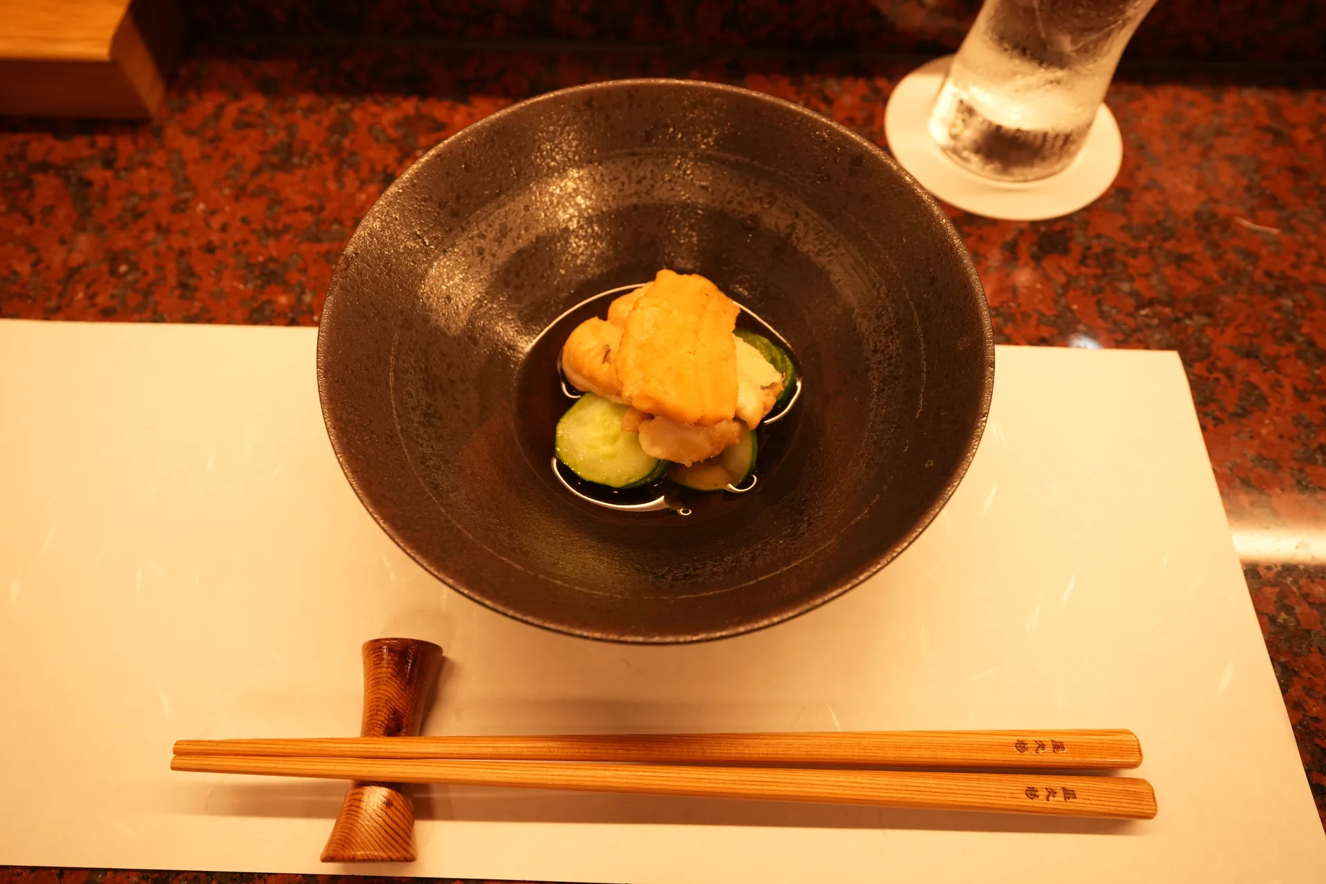 料理の器のそばに添えた木の箸と箸置き