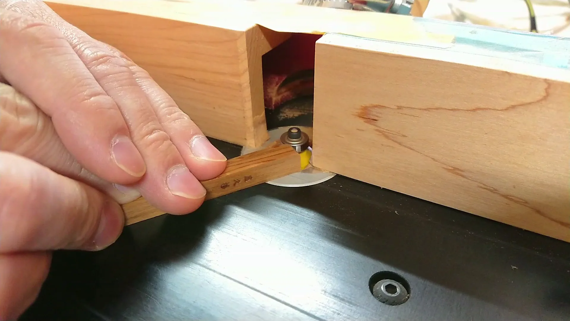 箸を工具に沿わせて角を丸める手元