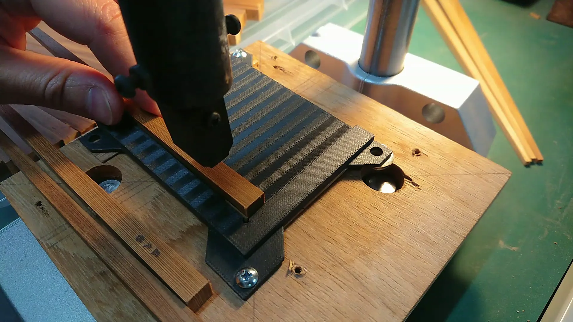 焼印器具を木材に当て、刻印する手元