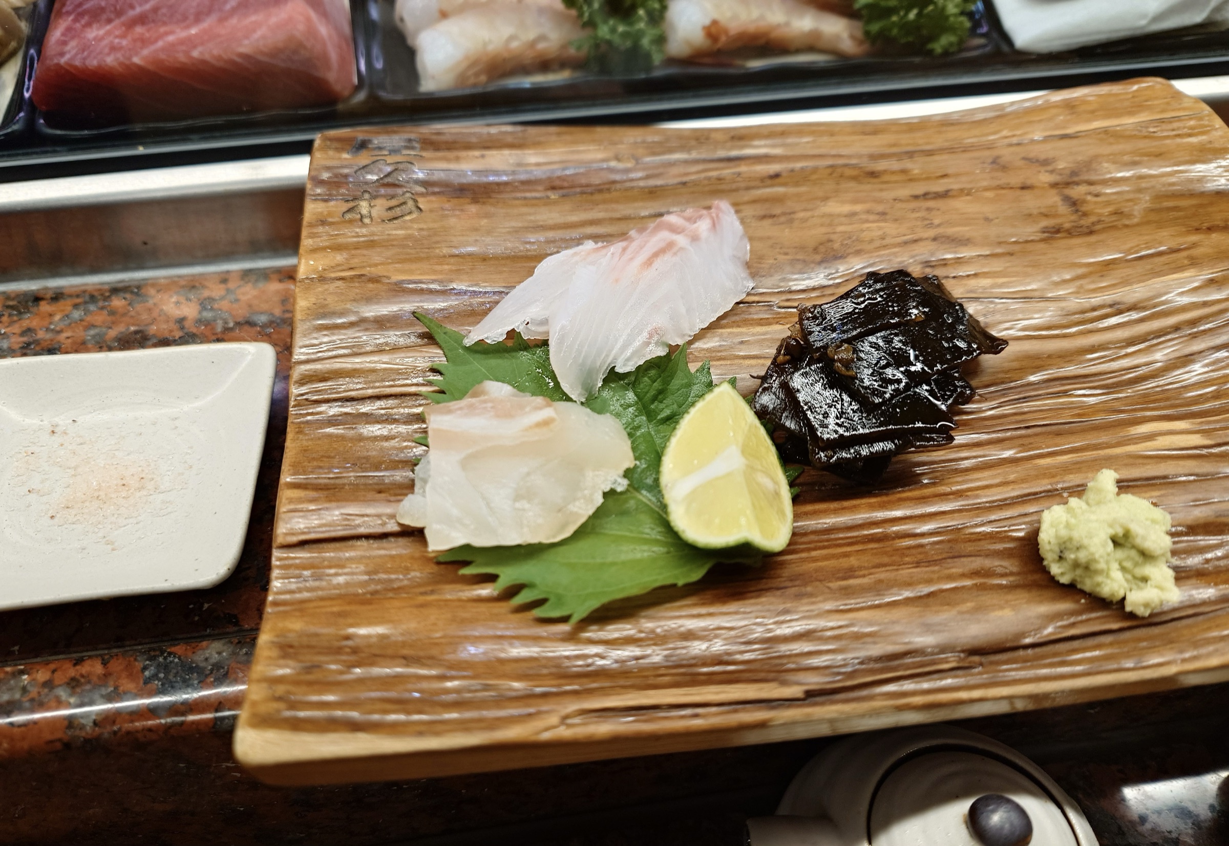 刺身を盛り付けた木製皿のプロトタイプ